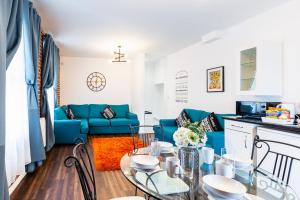 ein Wohnzimmer mit einem Tisch und einem blauen Sofa in der Unterkunft Honeypot House in Newcastle upon Tyne