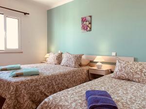 two beds sitting next to each other in a bedroom at Fatima Belavista & Pool in Fátima