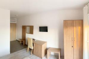 TV a/nebo společenská místnost v ubytování House Natali 70m from the beach - free EV top up