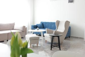 - un salon avec un canapé, des chaises et une table dans l'établissement Lux House Olga, à Ruma