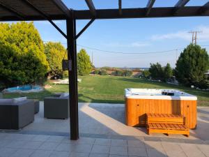 una mesa de picnic y un banco bajo un pabellón en Seascape Villa, en Afantou