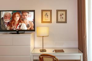 Hotel Esplanade في مارينا دي بيتراسانتا: وجود تلفزيون في خزانة الملابس في الغرفة
