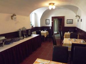 une salle à manger avec deux tables et deux tables sidx sidx sidx dans l'établissement Gasthof zum Goldenen Löwen, à Ehrenhausen