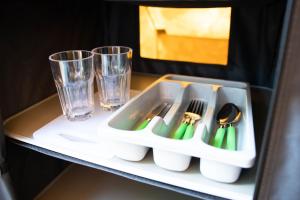un vassoio con utensili e bicchieri su un tavolo di Tent-Ok Opende a Opende-Oost