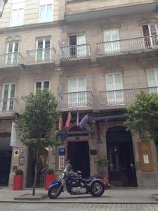 una motocicleta estacionada frente a un edificio en Hotel Náutico, en Vigo