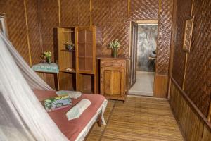 Zimmer mit einem Bett und einem Flur mit einem Bad in der Unterkunft Bunaken Divers Sea Breeze Resort in Bunaken