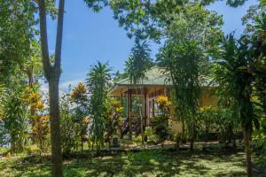 Ein Garten an der Unterkunft Bunaken Divers Sea Breeze Resort