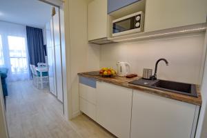Kuchyňa alebo kuchynka v ubytovaní Apartamenty Onyx SeaView by Rent like home