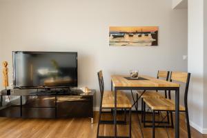 Telewizja i/lub zestaw kina domowego w obiekcie ALTAMAR Sunny Home by Cadiz4Rentals