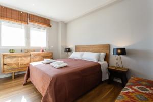 sypialnia z łóżkiem i dwoma ręcznikami na nim w obiekcie ALTAMAR Sunny Home by Cadiz4Rentals w Kadyksie