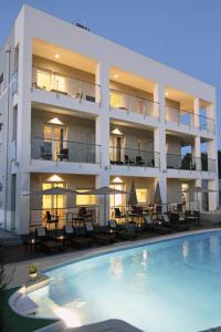 um hotel com piscina em frente a um edifício em Rooms Villa Oasiss em Pula