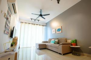 een woonkamer met een bank en een plafondventilator bij Nordiska @ Majestic Ipoh in Ipoh