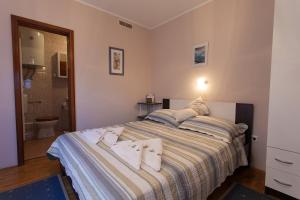 1 dormitorio con 1 cama y baño en Apartments Topic & Krk central location, en Krk
