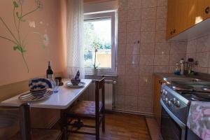 cocina con mesa, fregadero y ventana en Apartments Topic & Krk central location, en Krk