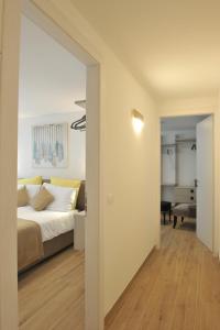 sypialnia z łóżkiem i pokój z biurkiem w obiekcie Bella Vacanza Limone w mieście Limone sul Garda