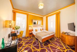 Postel nebo postele na pokoji v ubytování Bellevue Hotel Český Krumlov