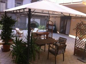 Reštaurácia alebo iné gastronomické zariadenie v ubytovaní B&B Sansevero Naples