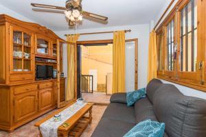 salon z kanapą i telewizorem w obiekcie CH Vista Alegre Rocio del Mar w mieście Torrevieja