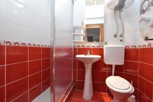 La salle de bains est pourvue de toilettes et d'un lavabo. dans l'établissement Hotel Galeb, à Čanj