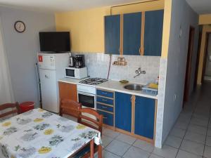 Kuchyň nebo kuchyňský kout v ubytování Apartmani Katica