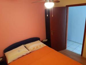 Postel nebo postele na pokoji v ubytování Apartmani Katica + 3 fotografie