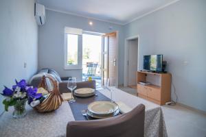 uma sala de estar com uma mesa de jantar e uma televisão em Apartment with Terrace in Filipana em Marčana