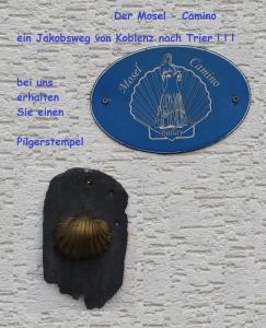 een bord op een muur met een schelp erop bij Gästehaus Spies in Bullay