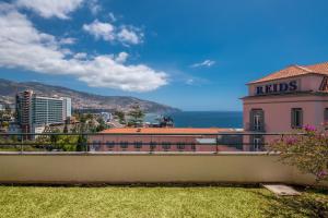 uma vista para o oceano a partir da varanda de um edifício em Miramar Apartment with pool by HR Madeira no Funchal