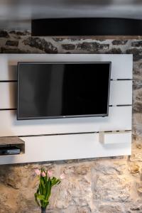 Televízia a/alebo spoločenská miestnosť v ubytovaní No.5 Luxury Studio