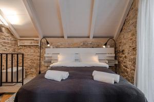 ein Schlafzimmer mit einem großen Bett mit weißen Kissen in der Unterkunft No.5 Luxury Studio in Split