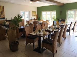 a dining room filled with tables and chairs at Usedom Bike Hotel & Suites in Karlshagen