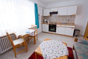 a living room with a table and a kitchen at Haus Panorama in Sankt Andreasberg