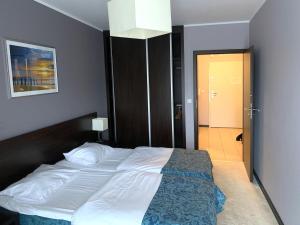 Łóżko lub łóżka w pokoju w obiekcie Apartament Tit Aquarius Spa