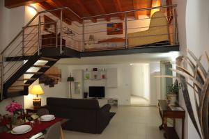 ein Wohnzimmer mit einem Loft mit einer Treppe in der Unterkunft Mega House in Catania
