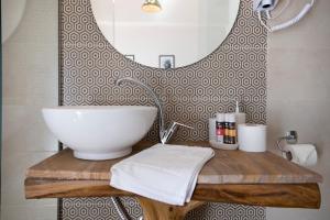 A bathroom at Kalamata Art Rooms