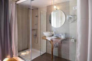 A bathroom at Kalamata Art Rooms