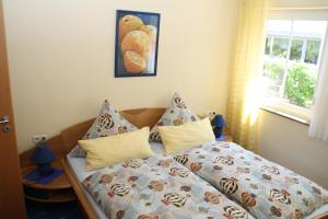 Schlafzimmer mit einem Bett und einem Fenster in der Unterkunft Ferienwohnung Schneemann in Valwig