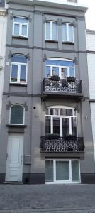 ein Gebäude mit Balkon auf der Seite in der Unterkunft Les Maisons de la Mer in Ostende