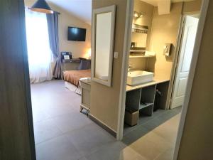 TV a/nebo společenská místnost v ubytování Hotel Le Cilaos