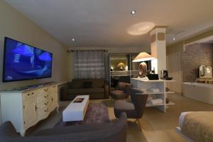 TV a/nebo společenská místnost v ubytování Hotel Le Cilaos
