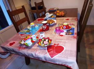 uma mesa com uma toalha de mesa com um coração sobre ela em Chez Annick em Guérande