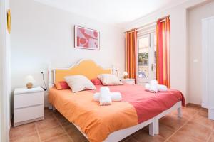 een slaapkamer met een groot bed met 2 kussens bij Antoni Carbonell Sastre in Cala de Sant Vicent