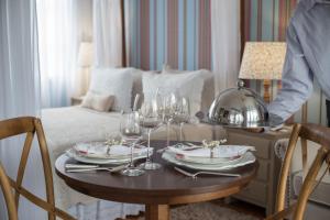 佩德拉阿祖爾的住宿－拉博拉加爾托旅館，一张桌子上放有盘子和酒杯