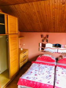 バラトンサールソーにあるTieffapartmanház Balatonszárszóの木製の天井が特徴のベッドルーム1室(ベッド2台付)