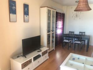una sala de estar con TV de pantalla plana en un armario en Apartamento Fisterra, en Finisterre