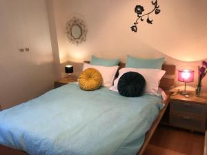 1 dormitorio con 1 cama con 2 almohadas en Apartamento Fisterra, en Finisterre