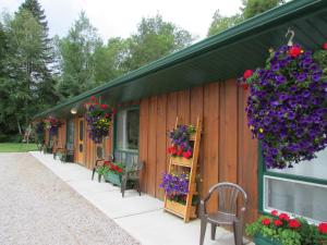 ein Gebäude mit Blumen auf der Seite in der Unterkunft Dwight Village Motel in Dwight