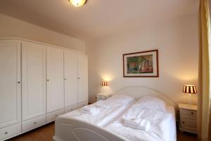 ビンツにあるVilla Strandblick by Rujanaのベッドルーム1室(白いベッド1台、ナイトスタンド2台付)