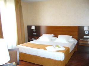 A bed or beds in a room at Hotel Torre de Sila