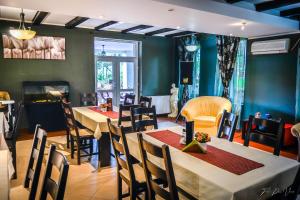 a dining room with a table and chairs at Franzdorf Alpin in Văliug